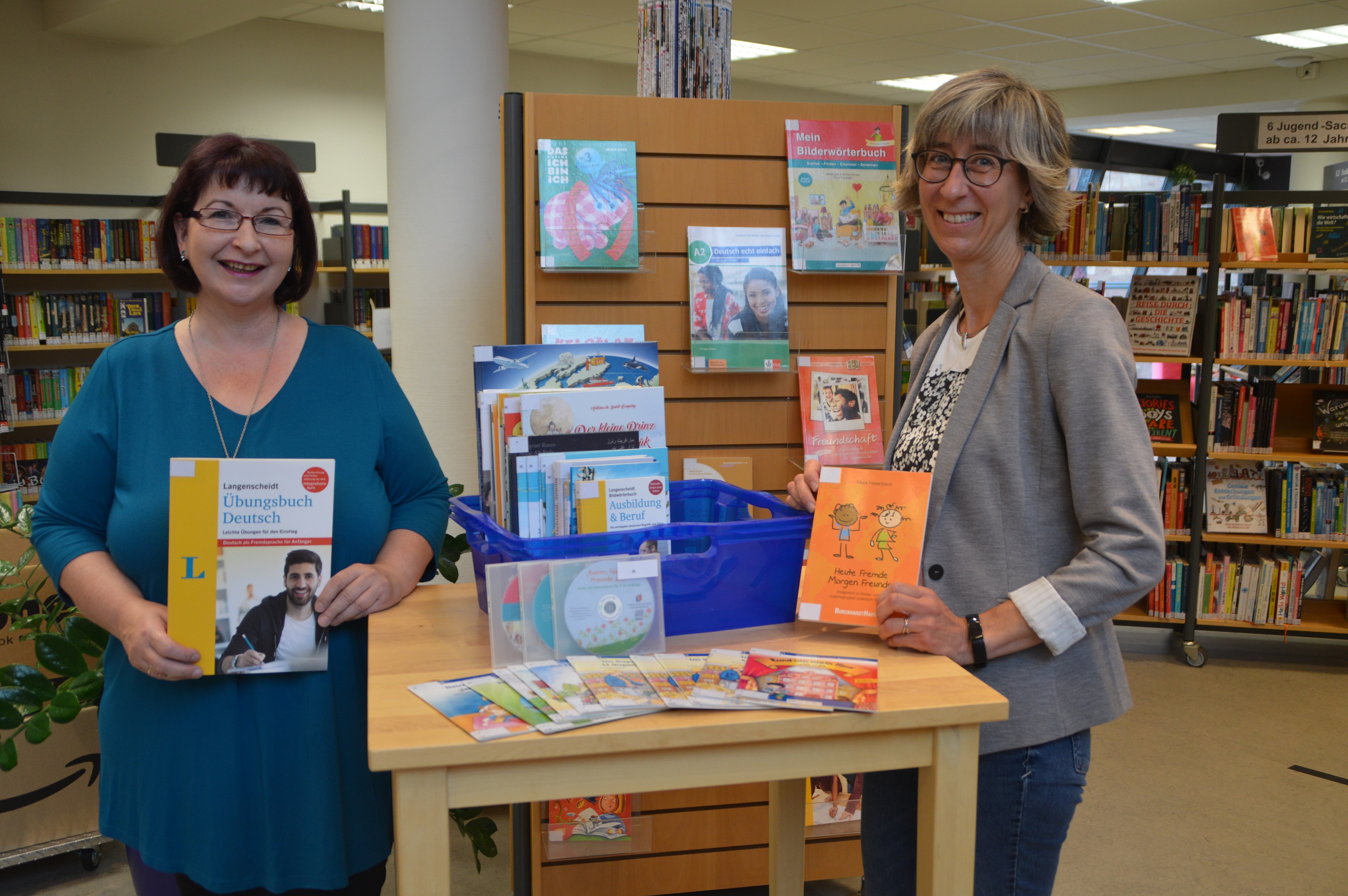 Büchereileiterin Ariane Link und Kirsten Hartl von der Stadtverwaltung stellen die Bücherkiste in der Stadtbücherei vor