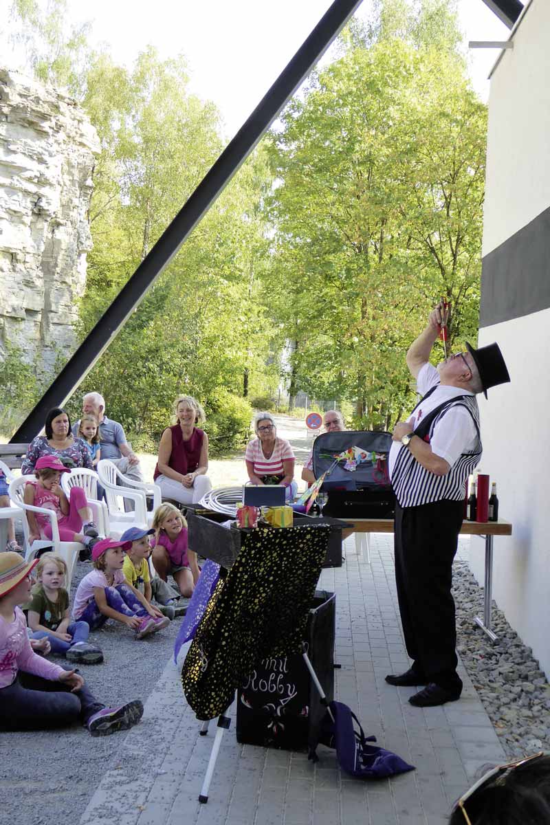 Zauberer Robby am Besucherzentrum der Tropfsteinhöhle (Feriensommer 2018)