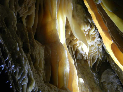 Stalagtiten, die von der Decke hängen
