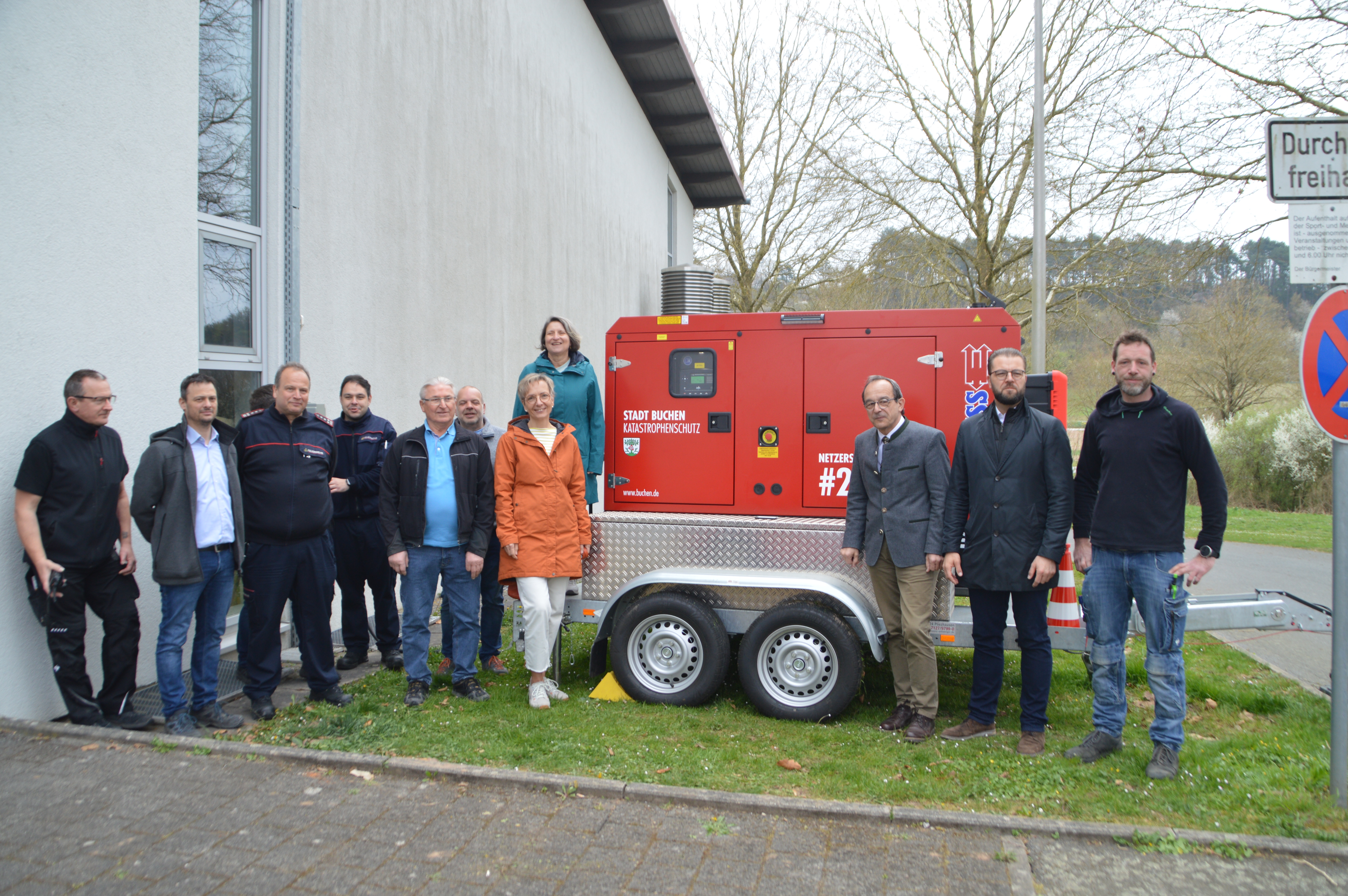Bei einem gut funktionierenden Katastrophenschutz müssen viele Rädchen ineinander greifen und Kollegen gut zusammen arbeiten; entsprechend viele Beteiligte waren beim Probebetreib der Netzersatzanlagen  - hier an der Halle in Hainstadt -  vor Ort.