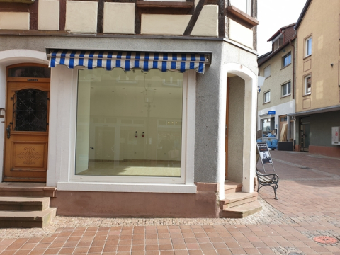 Eckhaus am Stadtturm mit großer Fensterfront