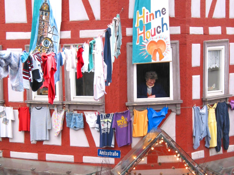 Mit Wäsche behängtes Fachwerkhaus
