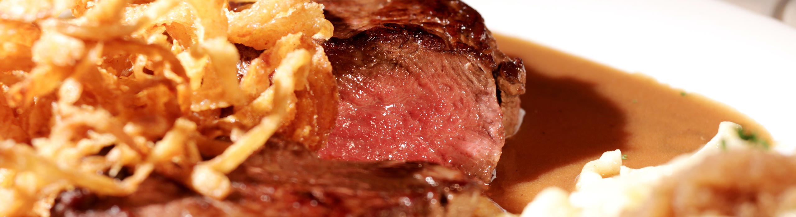 Fleisch mit Zwiebeln, Spätzle und Soße