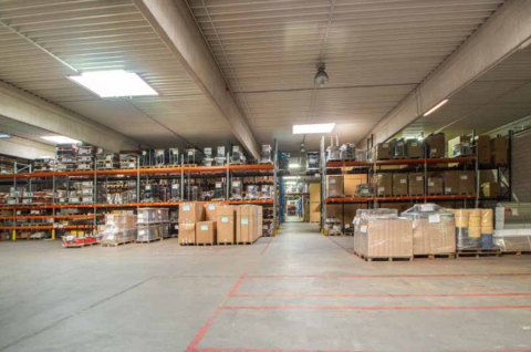 Lagerhalle mit Regalen