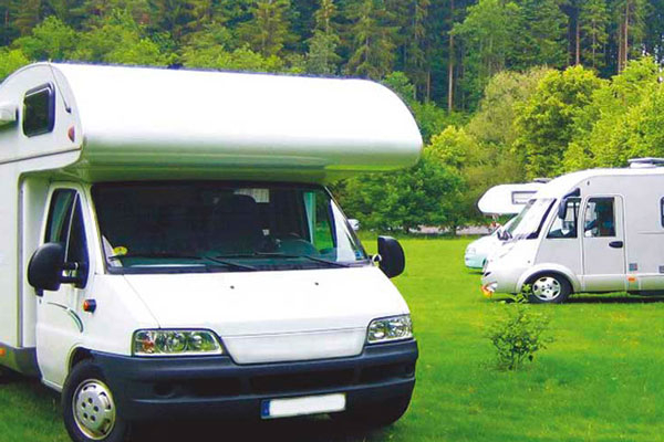 Wohnmobile auf der Parkwiese