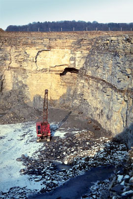 Bagger im Steinbruch