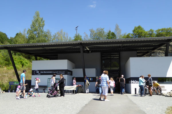 Besucher am Besucherzentrum der Tropfsteinhöhle