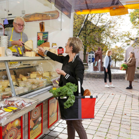 Käsestand auf dem Wochenmarkt 