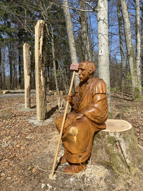 Holzstatue auf einem Baumstumpf