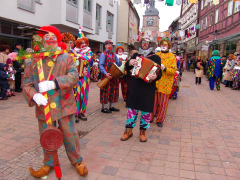 Die Kolping Clown Krachkapelle beim Gänsmarsch Umzug durch die Marktstraße