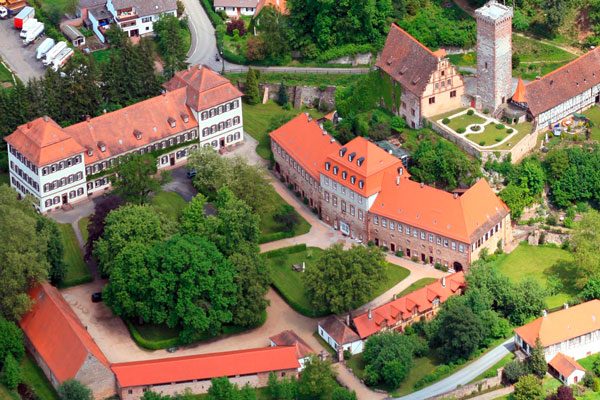 Luftansicht vom Bödigheimer Schloss mit den verschiedenen Gebäuden