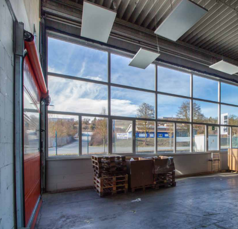 Fensterfront der Lagerhalle