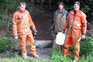 Das Forschungsteam außerhalb der Höhle