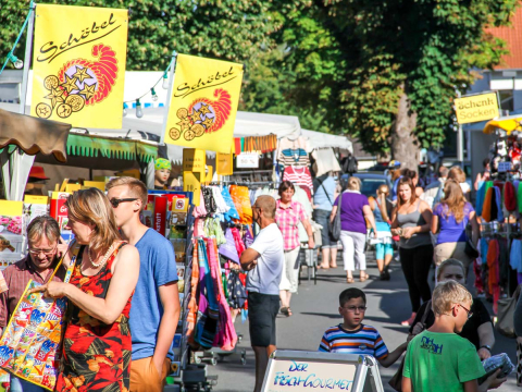 Verschiedene Verkaufsstände auf dem Buchener Schützenmarkt