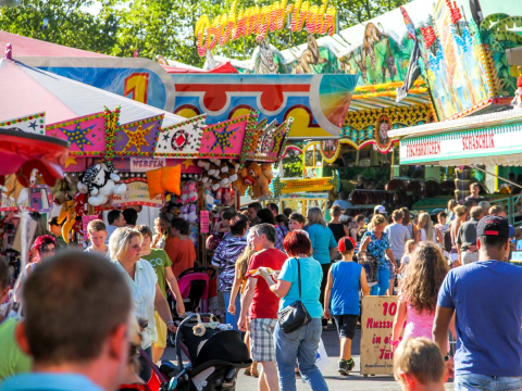 Buntes Getummel auf dem Buchener Schützenmarkt