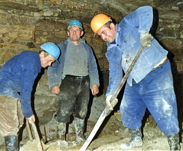 Arbeiter beim Ausbau der Höhle