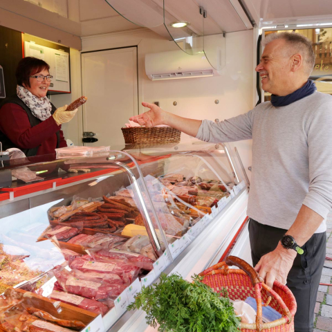 Wurststand auf dem Wochenmarkt