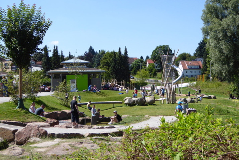 Viele Besucher an der Kneippstelle auf der alla hopp!-Anlage