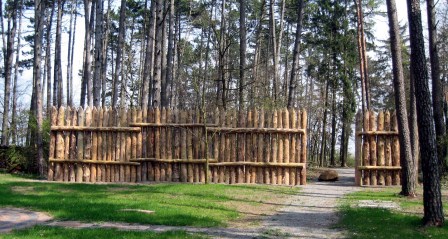 Limeszaun aus Holzstämmen