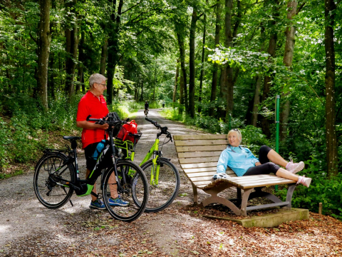 Fahrradpause auf den Waldpause-Bänken