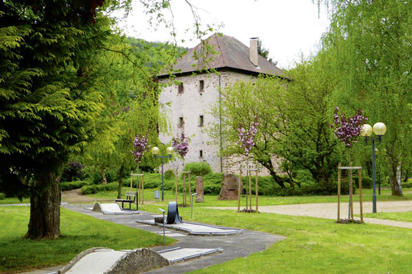 Minigolf-Anlage und Götzenturm im Grünen