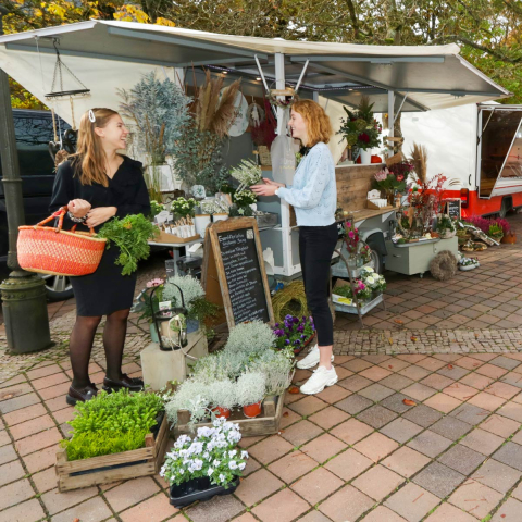 Blumenwagen auf dem Wochenmarkt