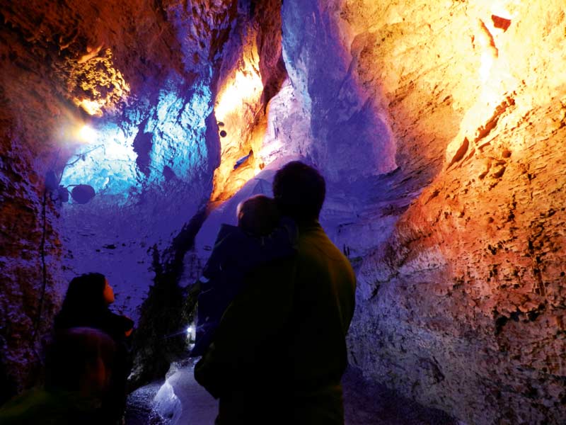 Blau-Gelbe Beleuchtung der Höhlengänge