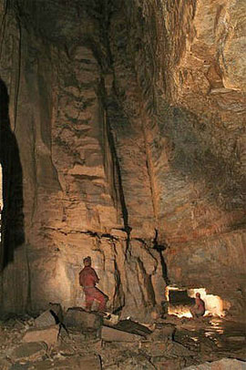 Forscher in der Kornäckerhöhle