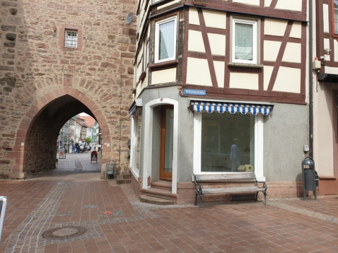 Eckhaus am Stadtturm mit Sitzbank