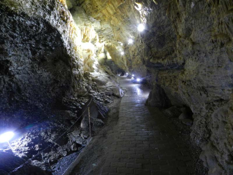Neuer Gang durch die Tropfsteinhöhle