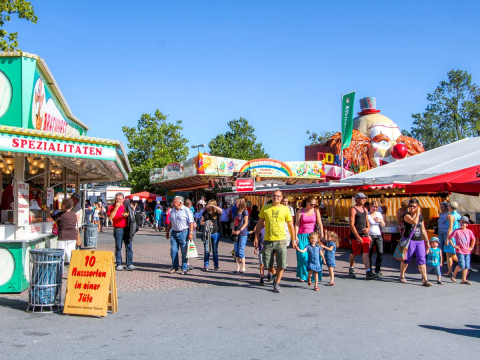 Besucher der Stände auf dem Buchener Schützenmarkt
