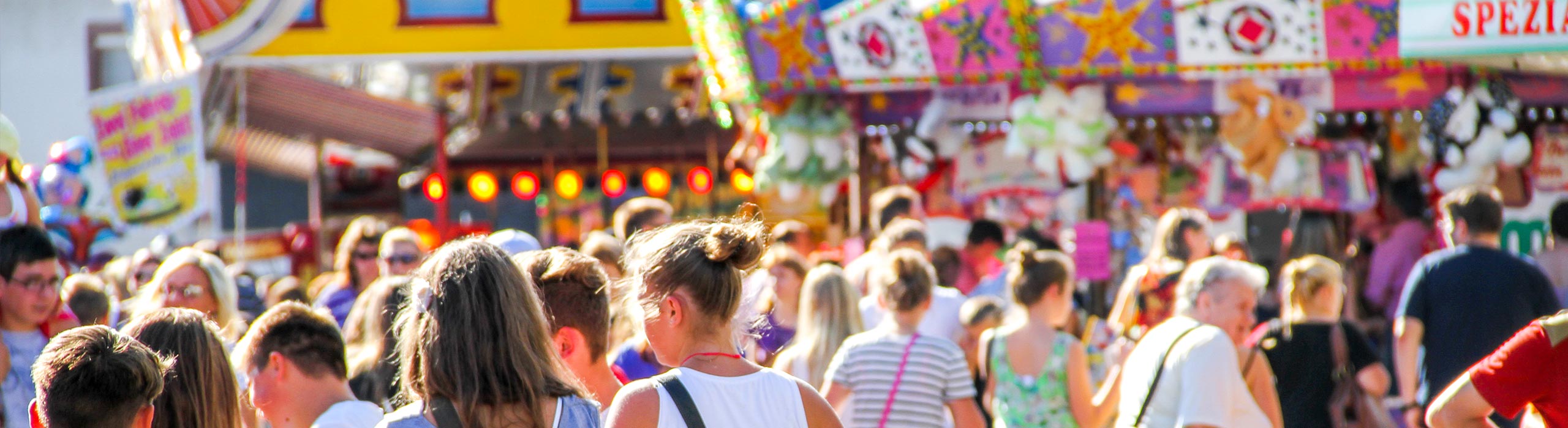 Emotionbild Menschenmenge auf dem Buchener Schützenmarkt
