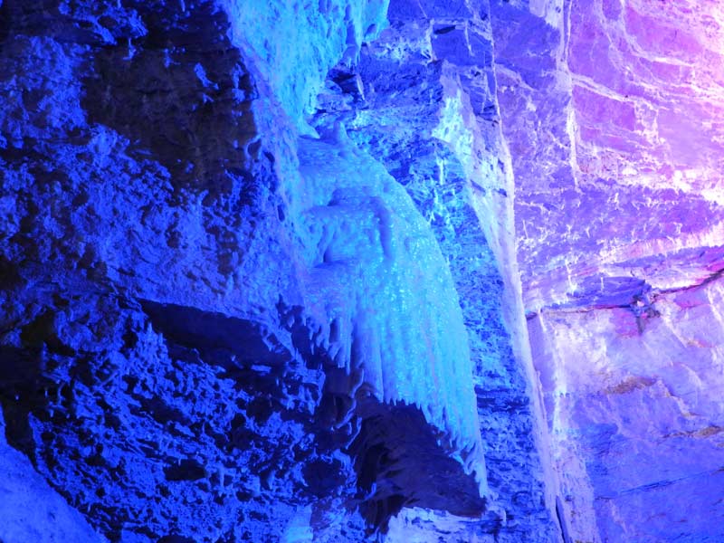 Bunte Beleuchtung der Höhle