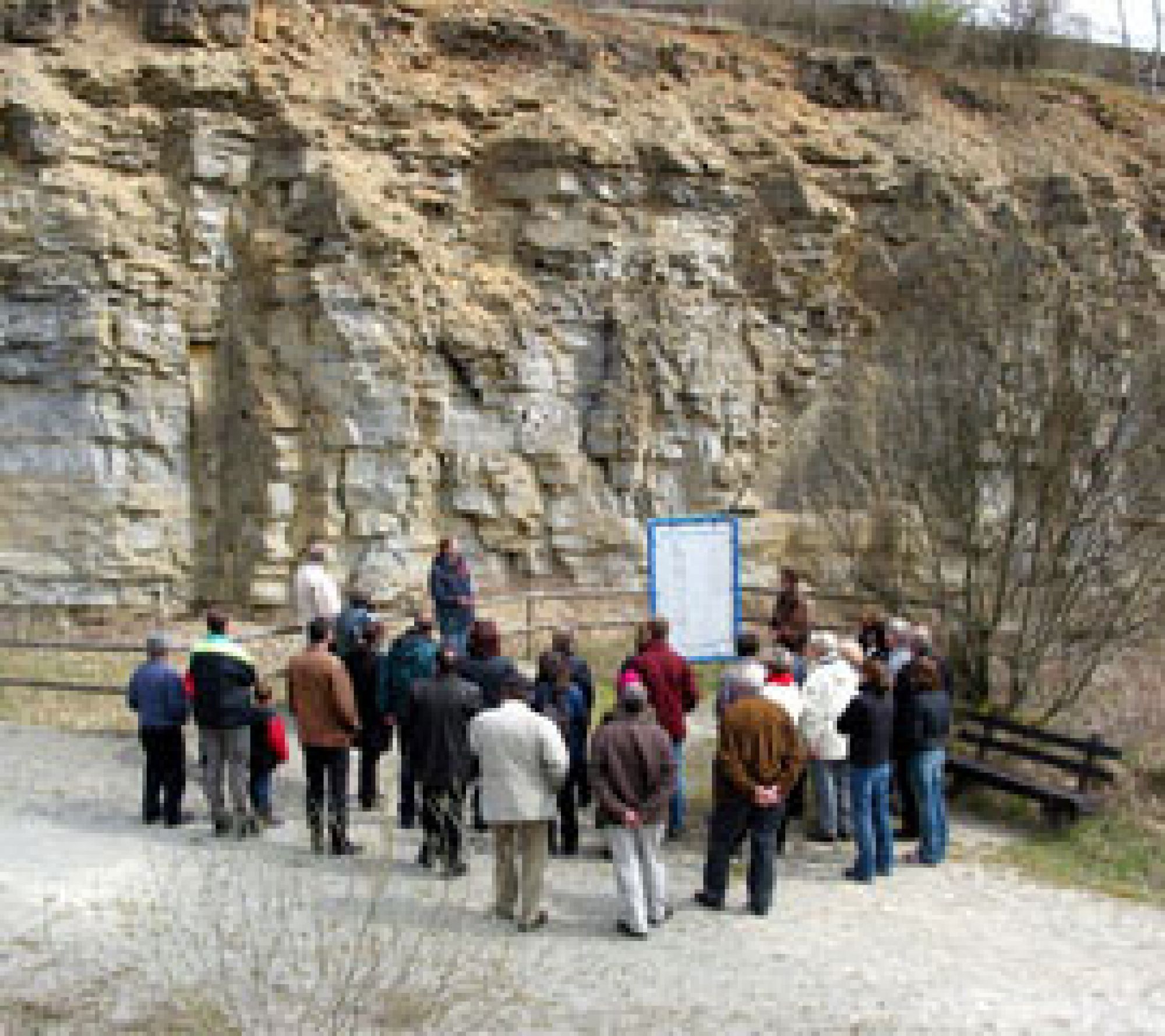 Besuchergruppe im Steinbruch