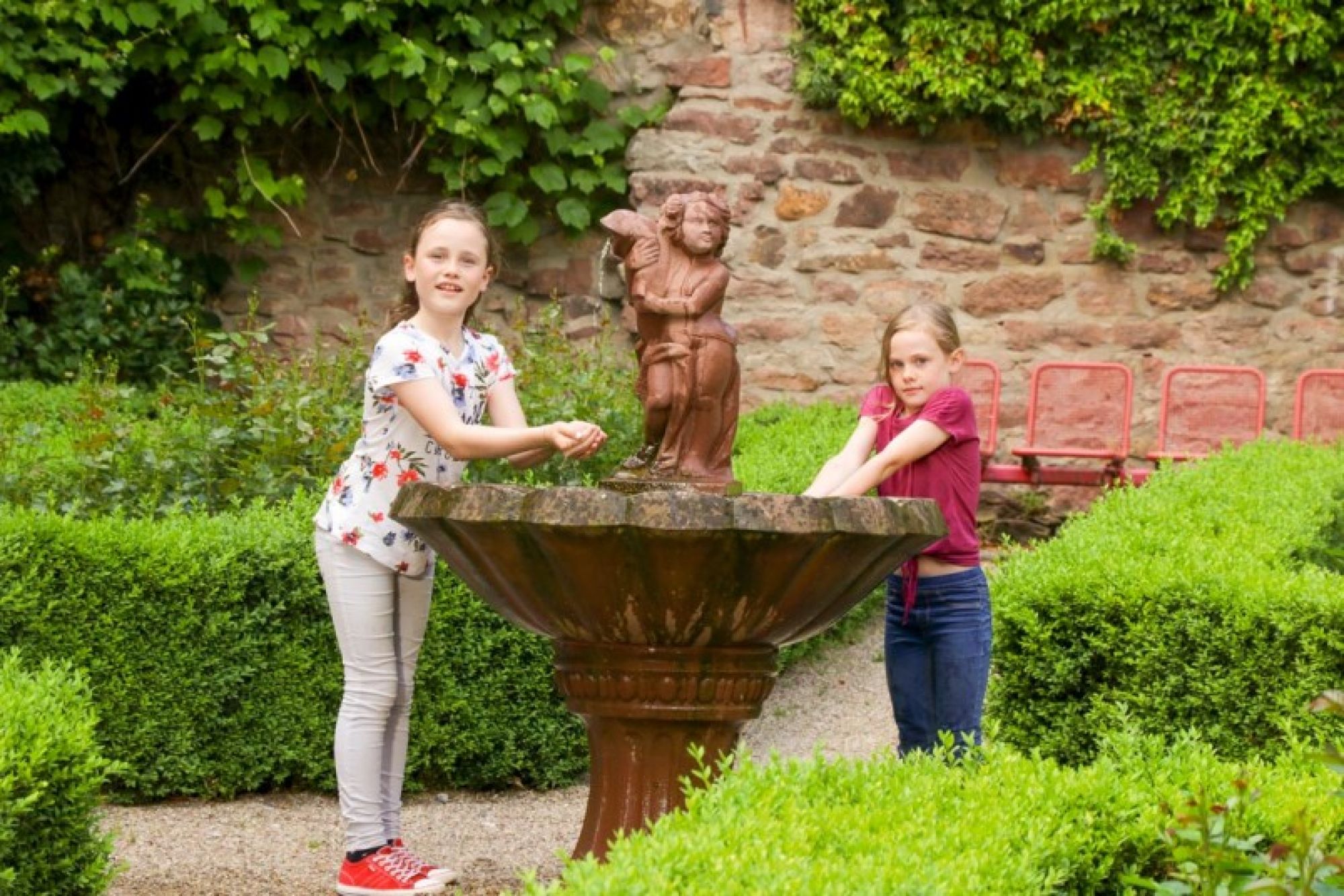 Nicht nur die vielen Gärten und Sehenswürdigkeiten machen Buchen einen Besuch wert. Kinder am Brunnen