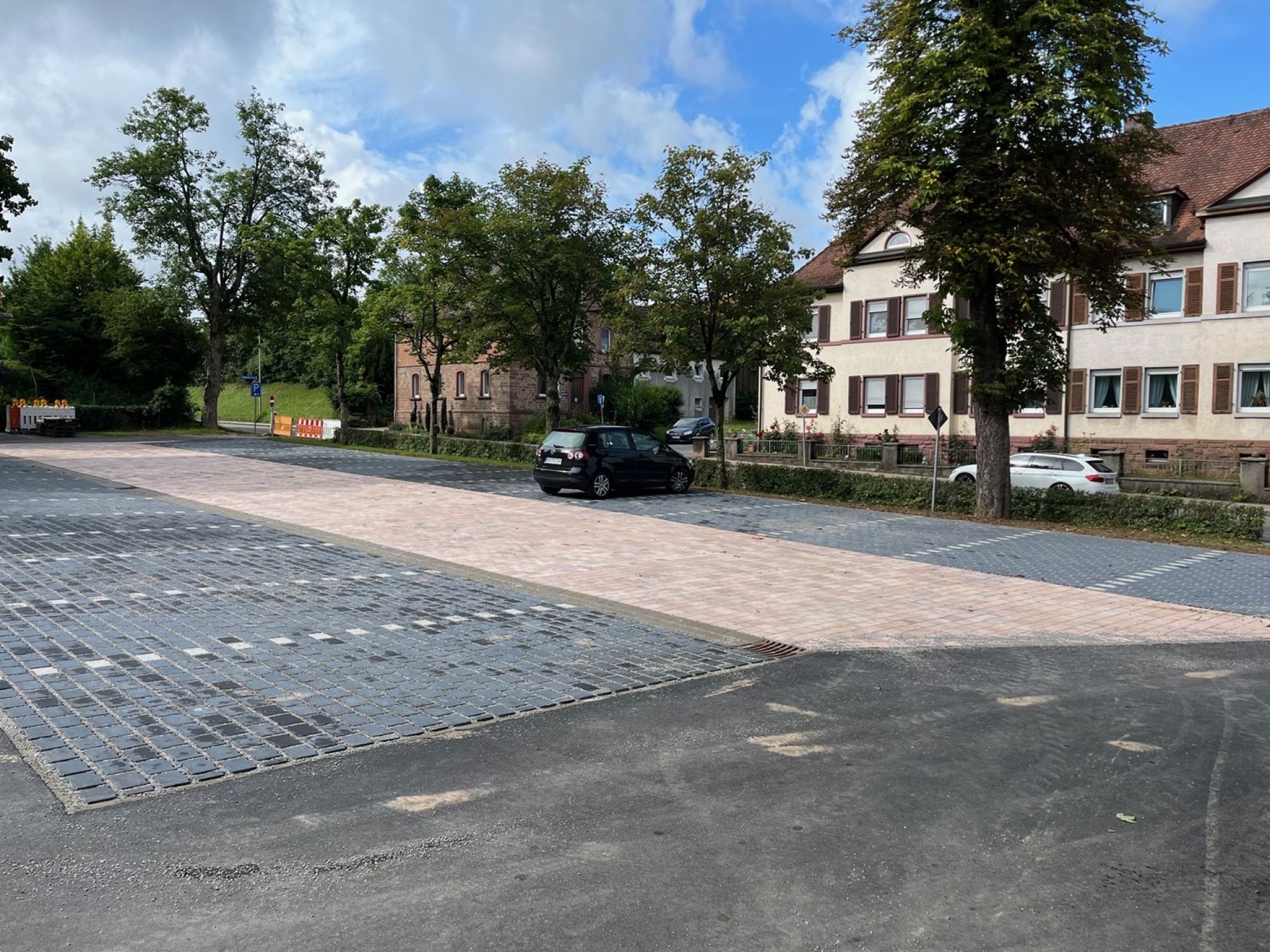 Bödigheimer Straße Nach rund zehn Wochen Bauzeit stehen auf dem Parkplatz Bödigheimer Straße durch eine bessere Anordnung künftig 35 statt bisher 18 Parkplätze zur Verfügung. 