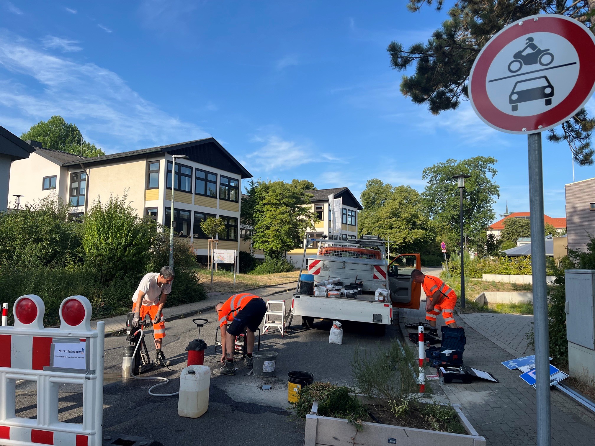 Städtische Bauhofmitarbeiter installieren Sperrpfosten in der St. Rochus-Straße für den Schulcampus Städtische Bauhofmitarbeiter installieren Sperrpfosten in der St. Rochus-Straße für den Schulcampus