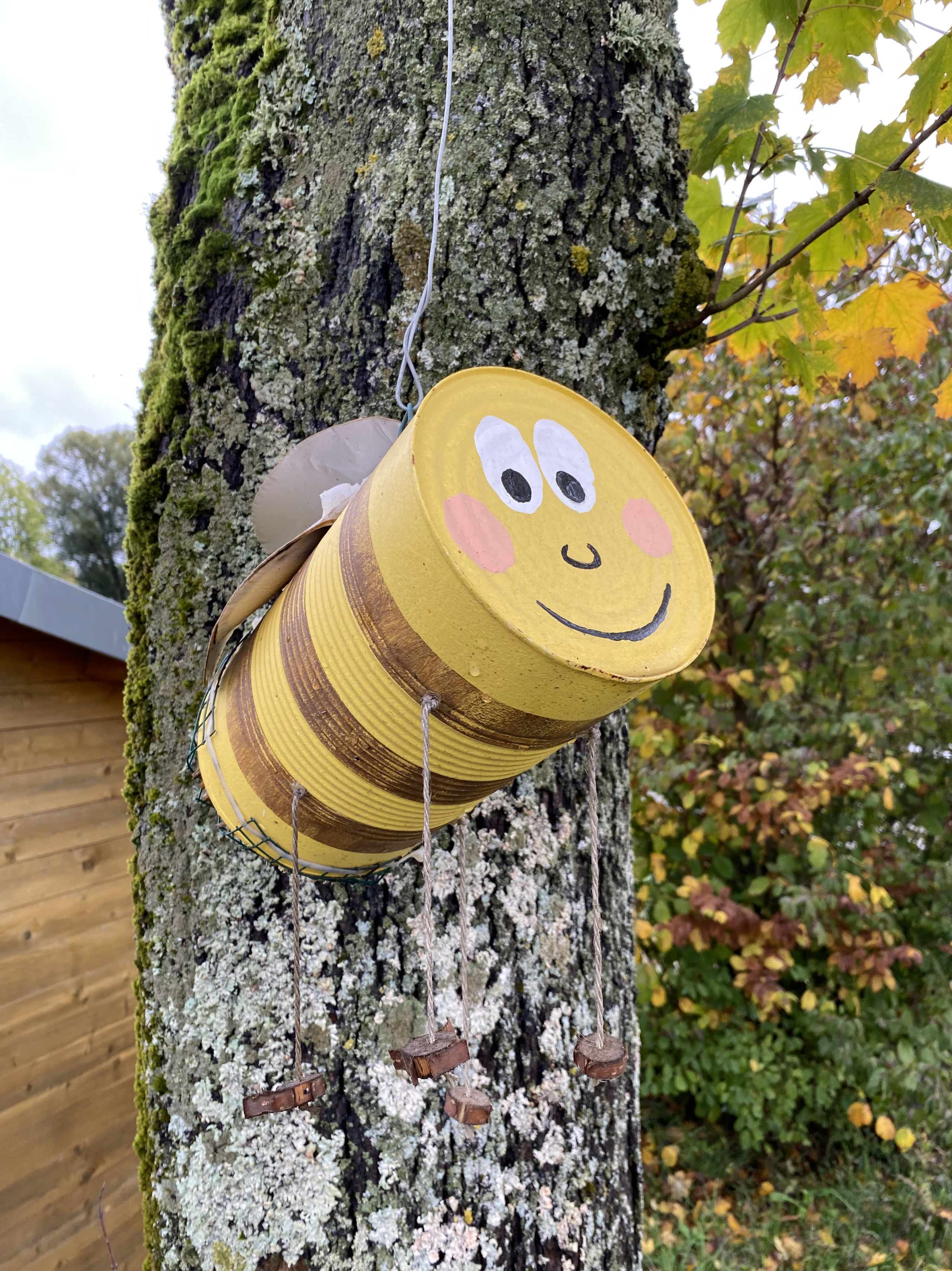 Foto eines Insektenhotels in einer Dose als Biene bemalt