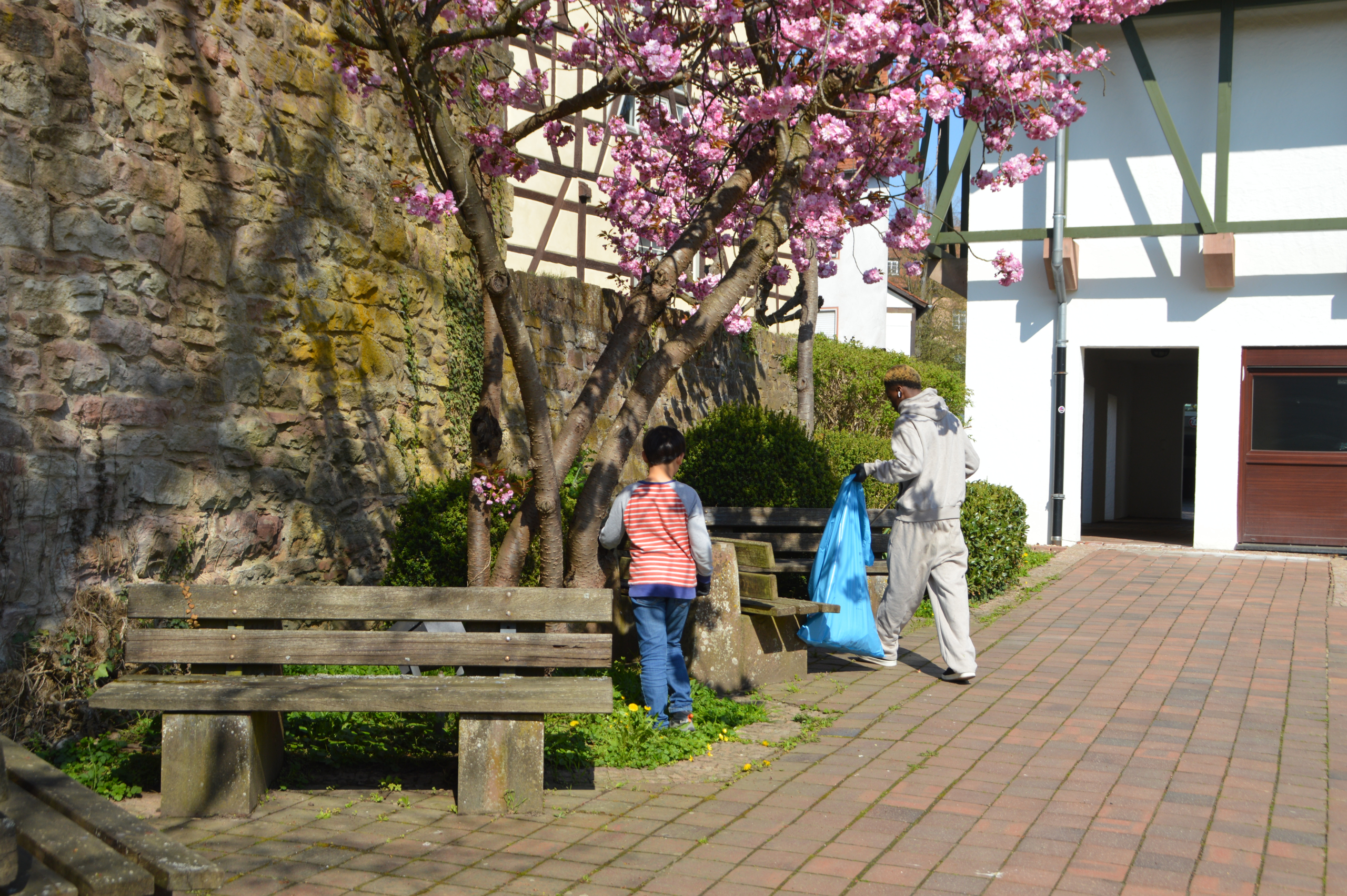 Zwei Helfer beim M&uuml;llsammeln