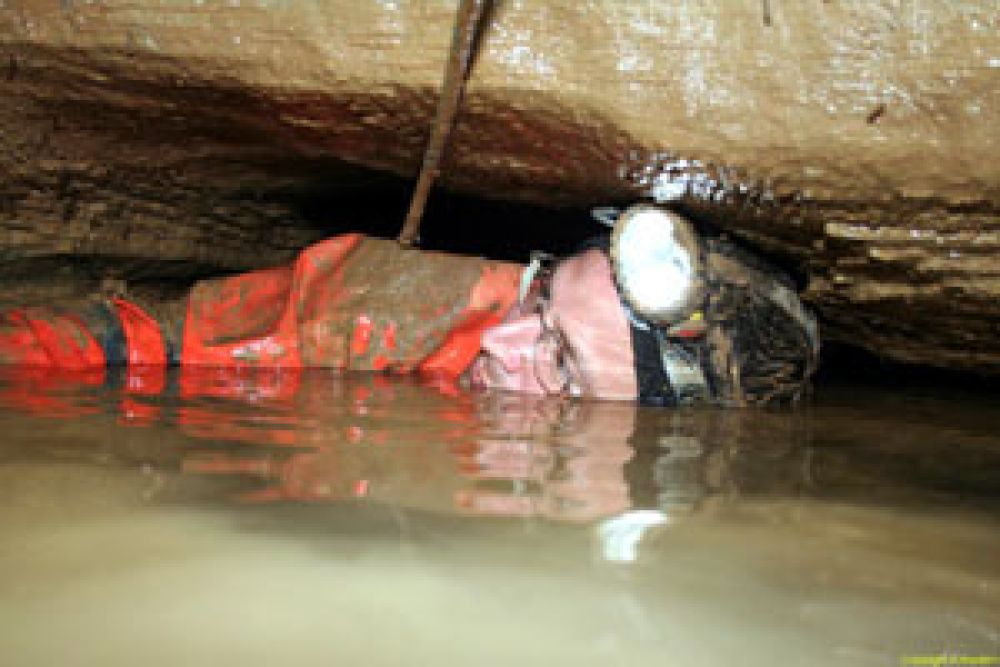 Forscher im Wassergang der Höhle