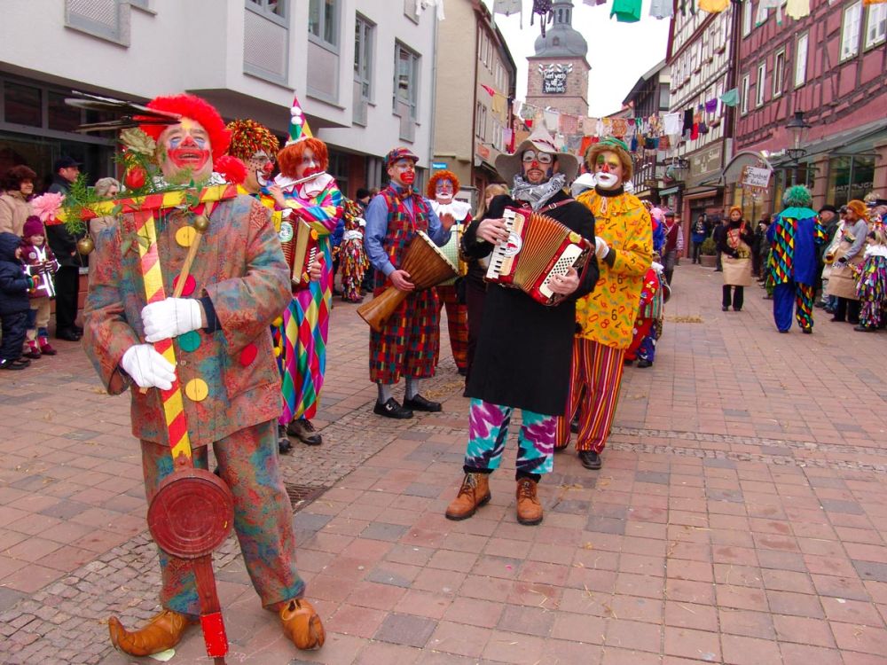 Die Kolping Clown Krachkapelle beim Gänsmarsch Umzug durch die Marktstraße