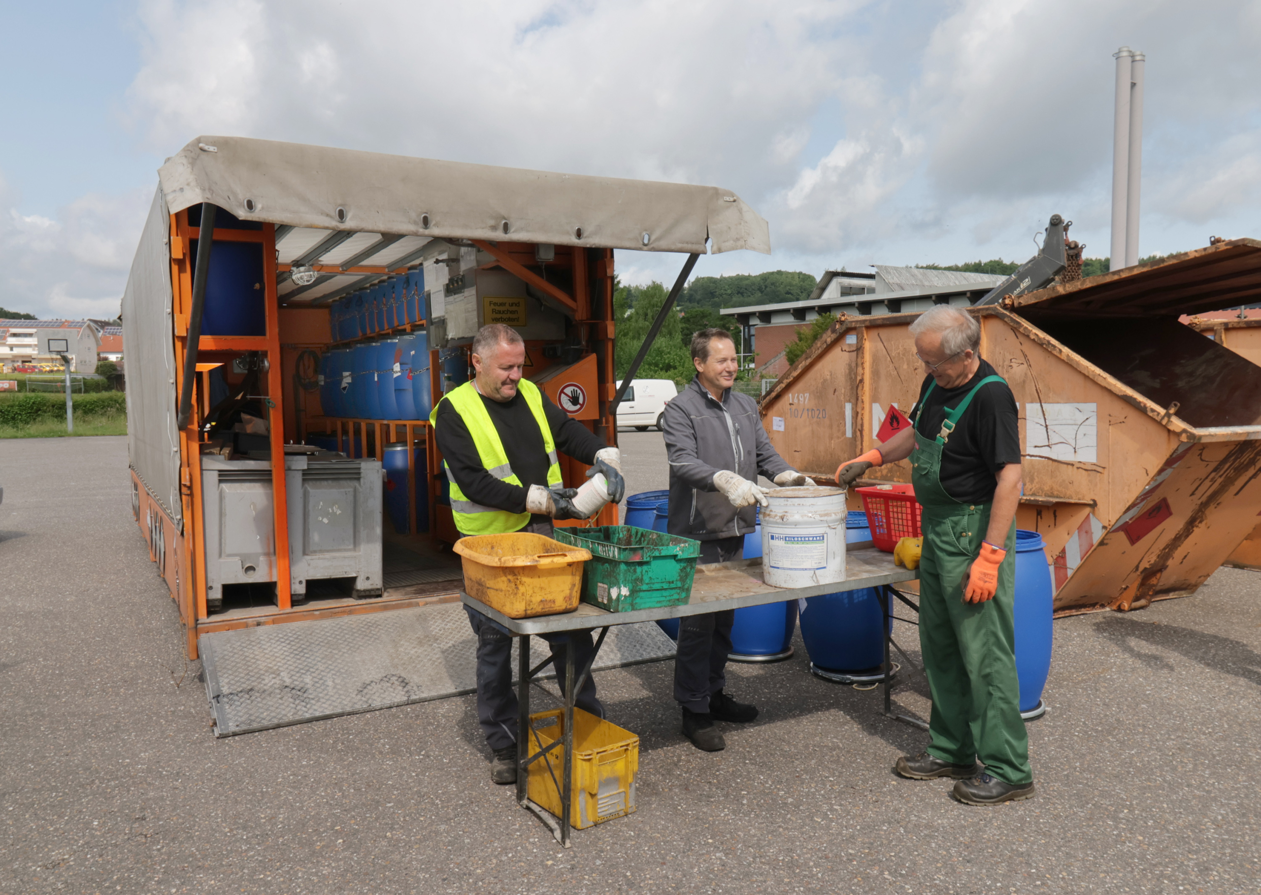 Foto: KWiN Vorschlag BU: Abgabe von Schadstoffen am Schadstoffmobil: Einfache und kostenlose Abgabe f&uuml;r alle Haushalte &ndash; Schadstoffe geh&ouml;ren nicht in den Restm&uuml;ll.