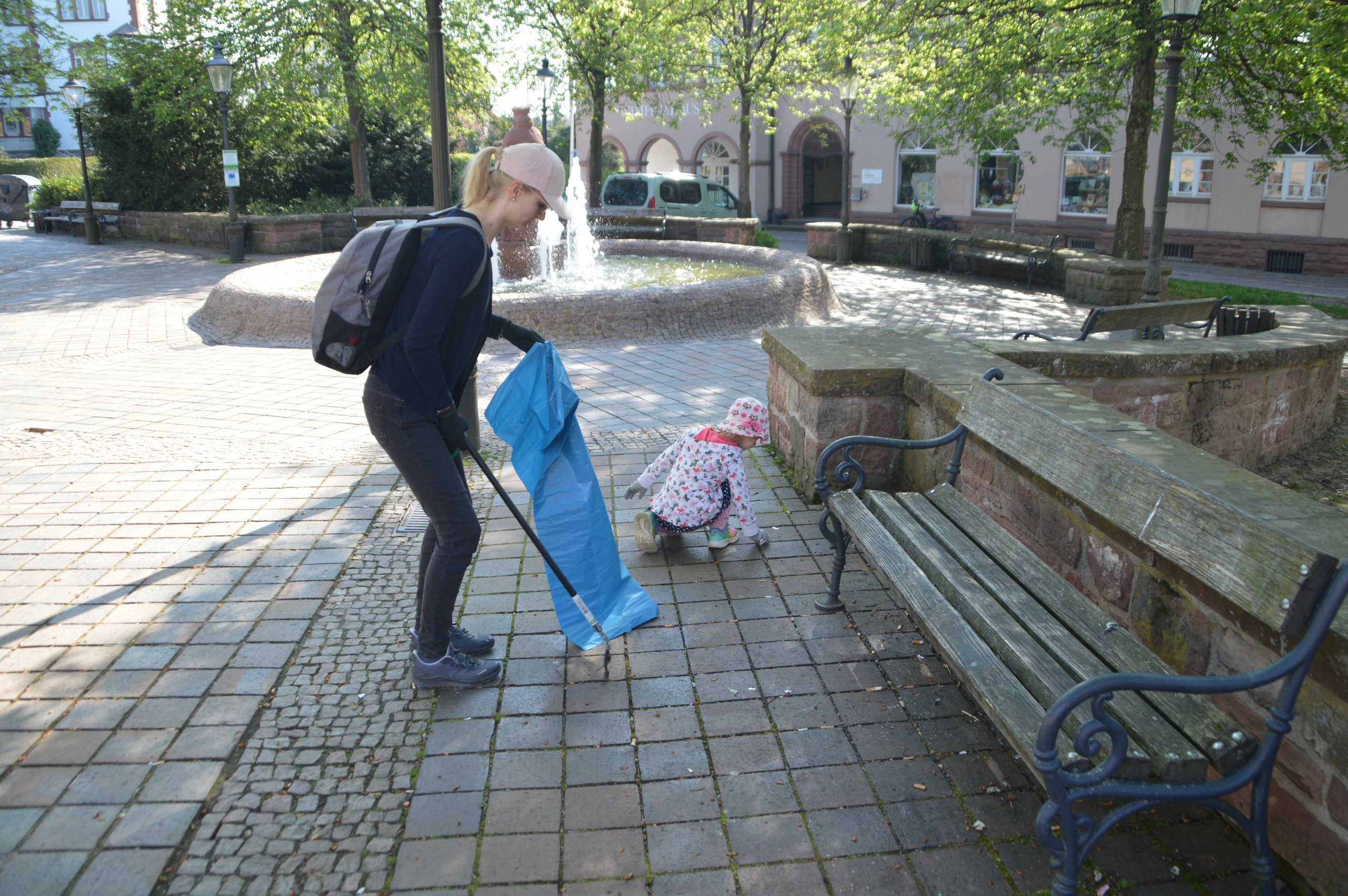 Helferin beim Stadtreinigungstag beim M&uuml;llsammeln