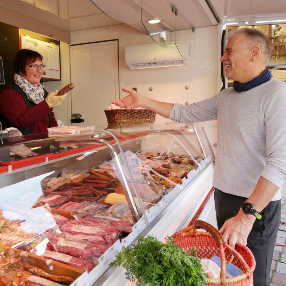 Wurststand auf dem Wochenmarkt