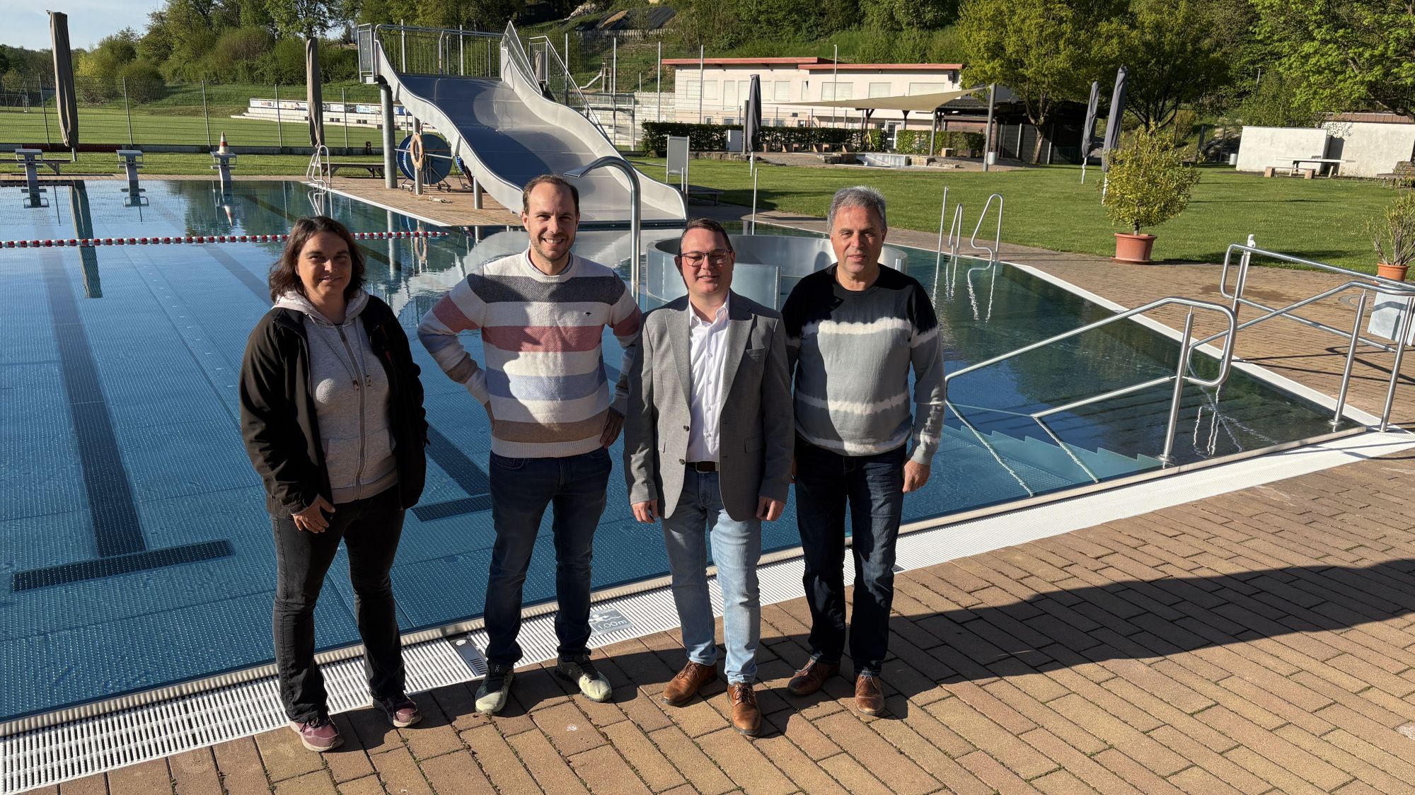 Große Freude über die gemeinsame Zusammenarbeit: (von links) Meisterin für Bäderbetriebe Manuela Derix und Maurice Matthé, Abteilungsleiter Gas/Wasser von den Buchener Stadtwerken, der Schefflenzer Bürgermeister, Raphael Hoffmann, sowie Otto Sommer, Betriebsleiter für das Freibad Schefflenz. (Text und Bild Gerd Herold)