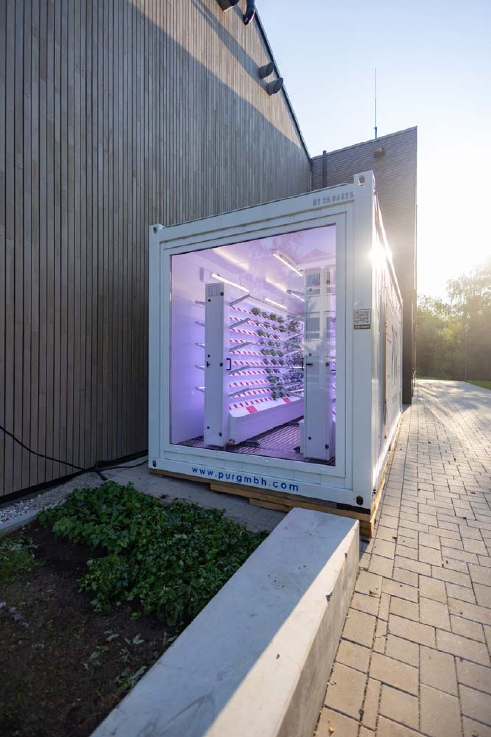 Indoor Farming Container am Schulgebäude