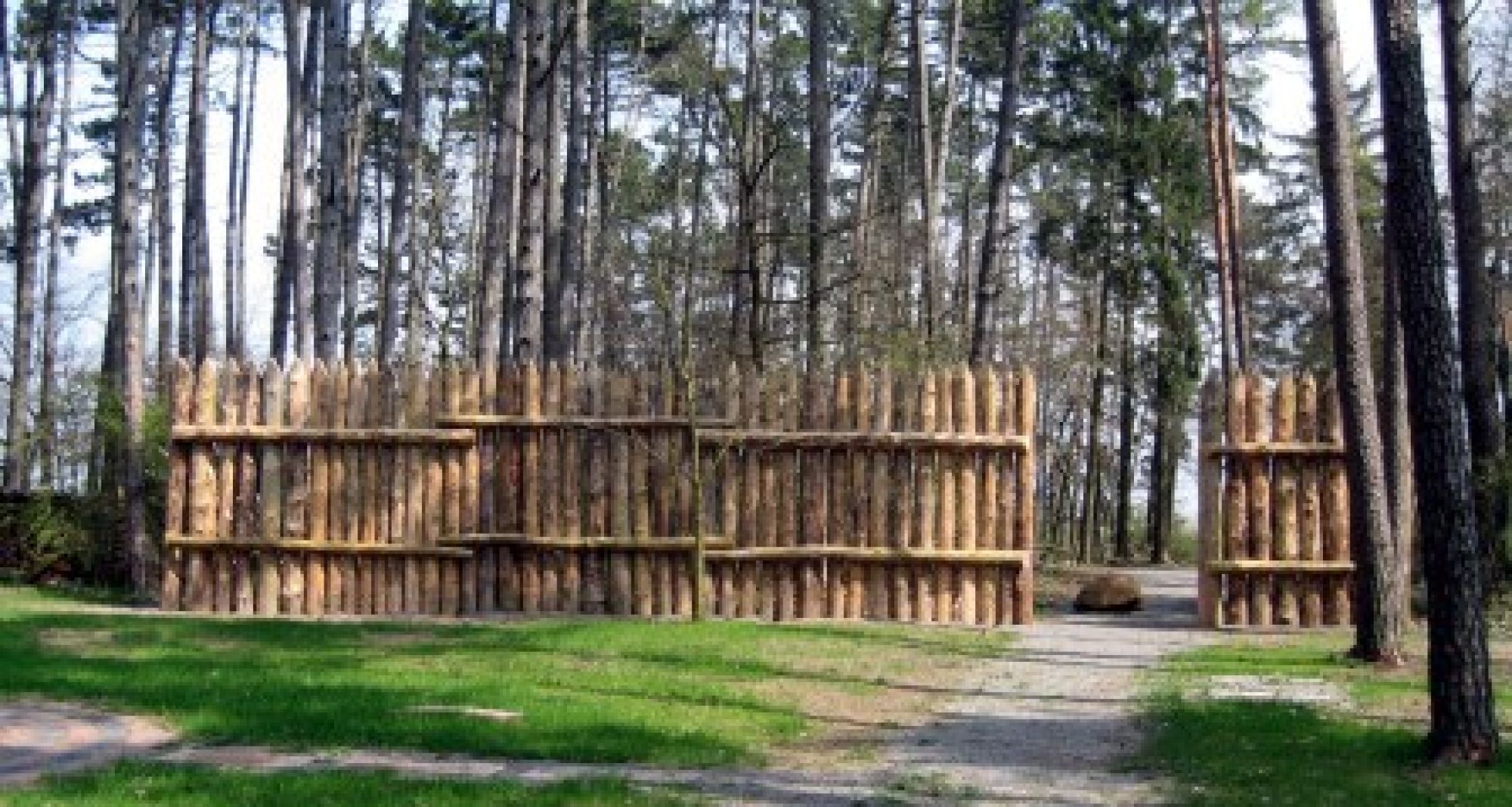 Limeszaun aus Holzstämmen