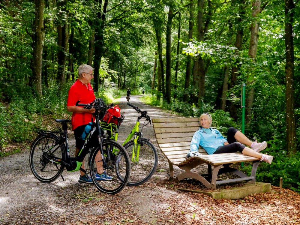 Fahrradpause auf den Waldpause-Bänken