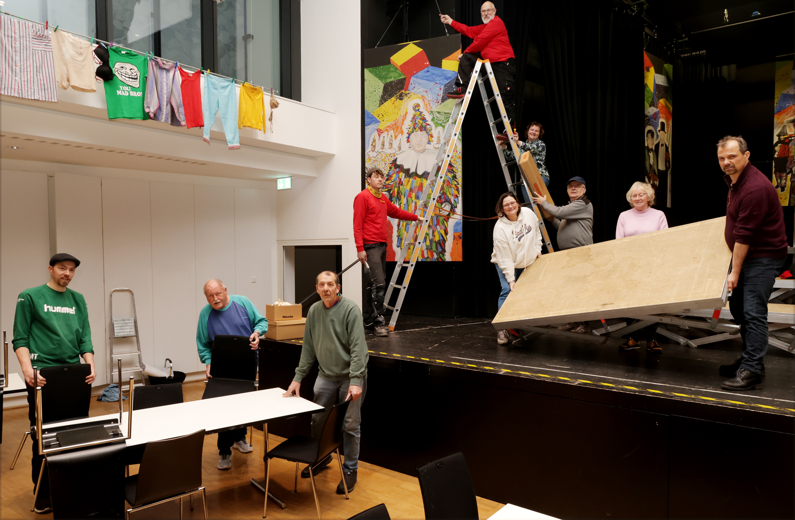 Flei&szlig;ige Helfer bereiten die Stadthalle f&uuml;r die Hallesitzung vor: Hier und beim Wertschaftstreibe in den Buchener Lokalen wir es am kommenden Samstag so richtig rund gehen. Foto: Martin Hahn
