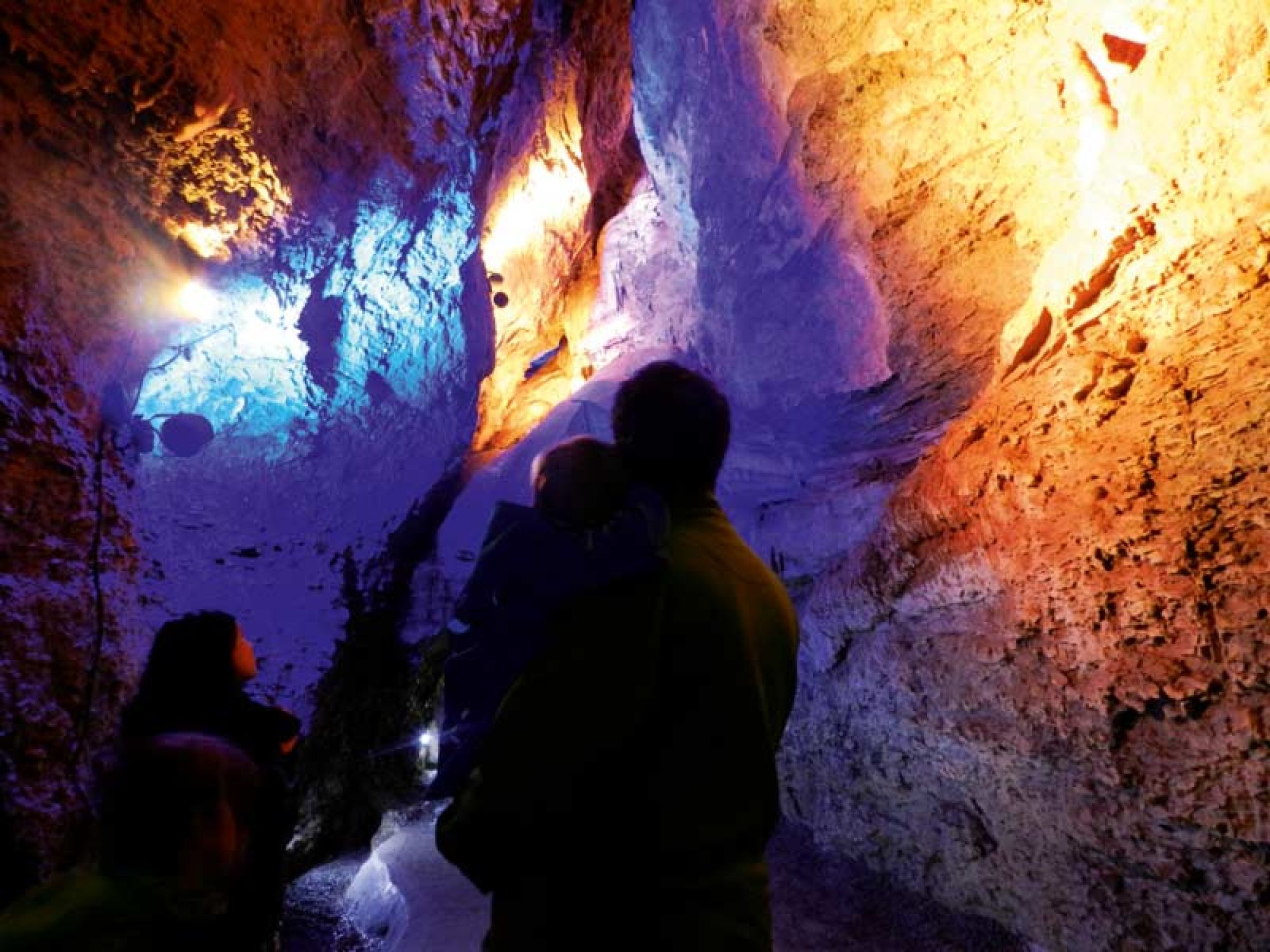Blau-Gelbe Beleuchtung der Höhlengänge